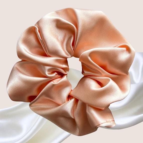  Infinite Blush barackszínű selyemszatén scrunchie L méret2