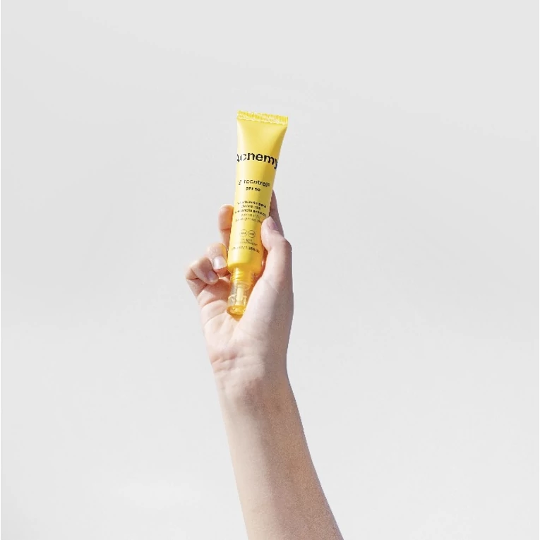 Acnemy-zitcontrol-SPF-50-fenyvedo-kifejezetten-aknera-hajlmas-borre-3