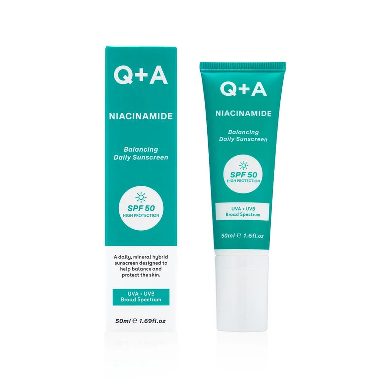 Q+A bőrkiegyensúlyozó fényvédő arcra niacinamiddal SPF503