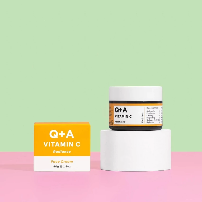Q+A Ragyogásfokozó hidratáló C-vitaminnal